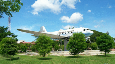 Monumen pesawat Dakota Seulawah 001 di lapangan Blang Padang, Banda Aceh. (Dok. Ist)