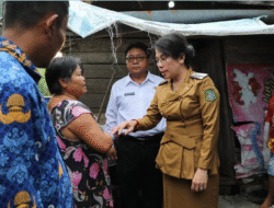 Tjhai Chui Mie Serahkan Bantuan Sosial untuk Dua Siswa Kurang Mampu SDN 22