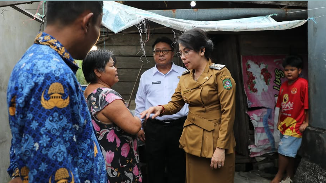 Wali Kota Singkawang Tjhai Chui Mie saat menyerahkan bantuan sosial secara simbolis kepada siswa kurang mampu. (Dok. Instagram/@prokopimsingkawang)