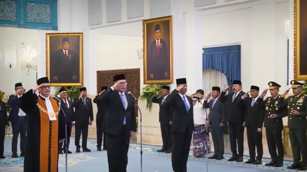 Presiden Prabowo Subianto saat memimpin prosesi pelantikan pejabat tinggi negara, termasuk Wakil Ketua MA dan Kepala BRIN, di Istana Negara. (Dok. BPMI Setpres)