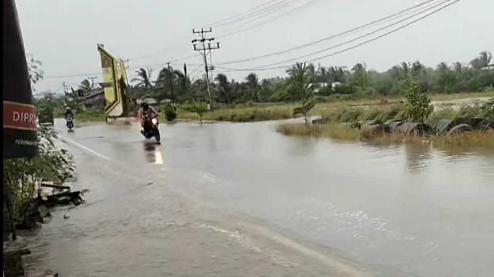 Pengendara motor menerobos banjir yang merendam ruas Jalan Ketapang-Siduk di perbatasan Ketapang dan Kayong Utara. (Dok. Ist)