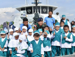 Puluhan Siswa TK ‘Serbu’ KRI Sembilang-850, Belajar Bela Negara di Kapal Perang