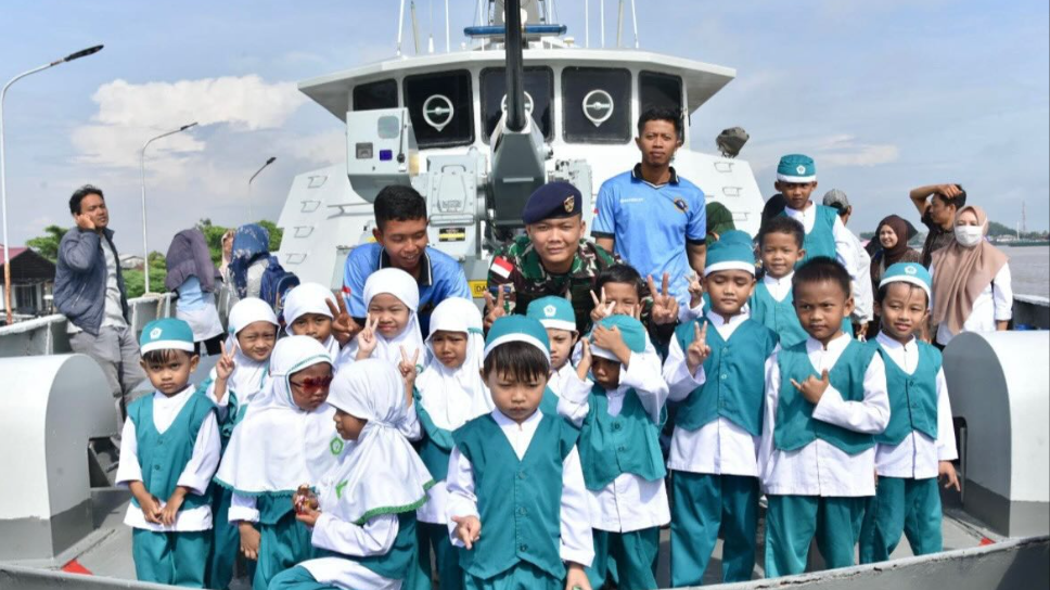Sejumlah siswa KB Berkah Qur’an dan TK Islam Al Wardah berfoto bersama prajurit TNI AL di atas geladak KRI Sembilang-850 saat Outing Class. (Dok. Kodaeral XII)