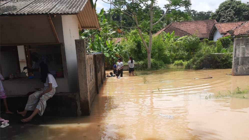 suasana banjir merendam kawasan pemukiman warga di Kabupaten Pangandaran akibat luapan air sungai. (Dok. HO/Faktakalbar.id)