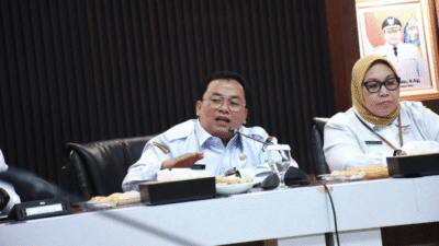 Wakil Bupati Kubu Raya, Sukiryanto (tengah, berkacamata), memimpin atau berbicara dalam Exit Meeting Audit PAD oleh BPK di Ruang Pamong Praja Kantor Bupati. (Dok. Prokopim Kubu Raya)