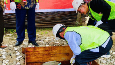 Bupati Sintang, Gregorius Herkulanus Bala (membungkuk), sedang melakukan peletakan batu pertama pembangunan gedung STIKARA Sintang tahap ke-2. (Dok. Prokopim Sintang)