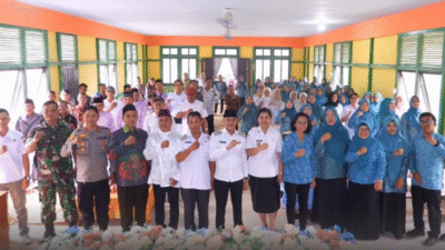 Asisten III Sekda Kayong Utara, Muhammad Oma (depan, baju putih), berfoto bersama Forkopimcam, Tim Penilai, dan anggota PKK usai pembukaan Penilaian Lomba Gerakan Keluarga Sehat, Tanggap, dan Tangguh Bencana. (Dok. Prokopim KKU)