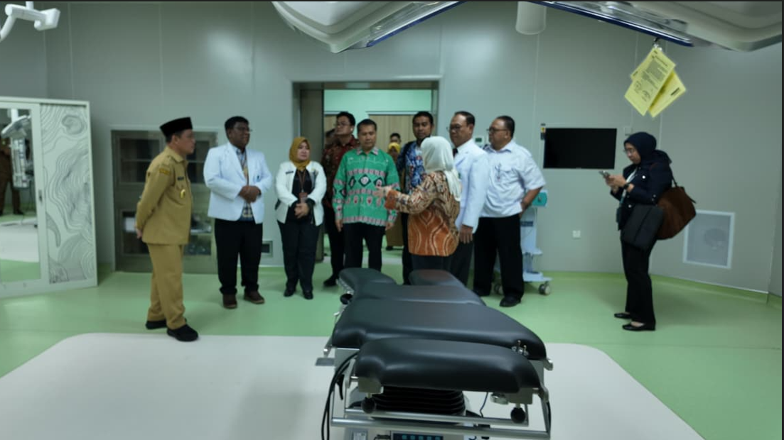 Gubernur Ria Norsan (berbatik hijau) bersama jajaran manajemen RSUD dr. Soedarso sedang meninjau ruang operasi atau intervensi kardiologi yang baru. (Dok. RSUD Soedarso)