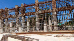 Proses pembangunan GOR Indoor Payak Kumang tahap 2 di Ketapang, yang menunjukkan progres pengerjaan struktur tiang dan perancah. (Dok. Ist)