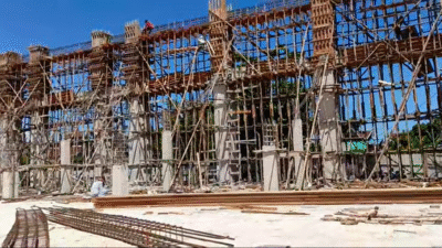 Proses pembangunan GOR Indoor Payak Kumang tahap 2 di Ketapang, yang menunjukkan progres pengerjaan struktur tiang dan perancah. (Dok. Ist)