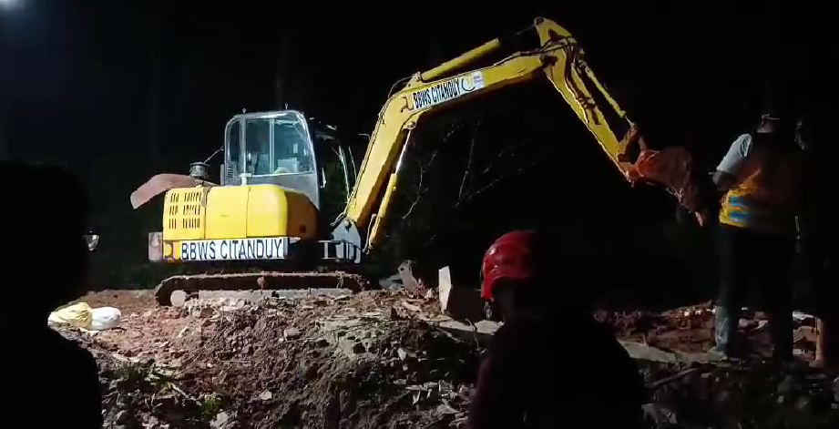 Tim SAR gabungan saat melakukan proses evakuasi korban longsor di Kecamatan Majenang, Kabupaten Cilacap, Jawa Tengah, Jumat (14/11/2025).