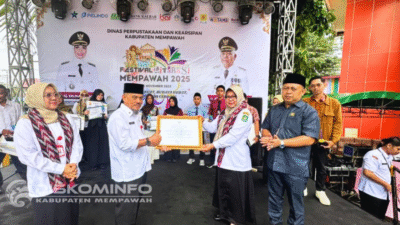 Asisten Administrasi dan Umum Setda Mempawah, Nurmala, memberikan sambutan saat membuka Festival Literasi Kabupaten Mempawah Tahun 2025. (Dok. HO/Faktakalbar.id)