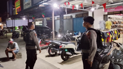 Petugas Satsamapta Polres Kayong Utara sedang berdialog dengan warga saat melakukan patroli malam hari dan sosialisasi layanan 110. (Dok. HO/Faktakalbar.id)