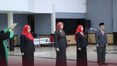 Pelantikan lima pejabat eselon II di lingkungan Pemerintah Kota Singkawang oleh Wakil Wali Kota Muhammadin. (Dok. HO/Faktakalbar.id)