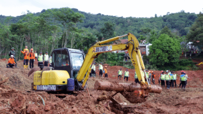Satu unit ekskavator (alat berat) sedang melakukan pengerukan di lokasi bencana tanah longsor, diawasi oleh tim SAR gabungan. (Dok. HO/Faktakalbar.id)