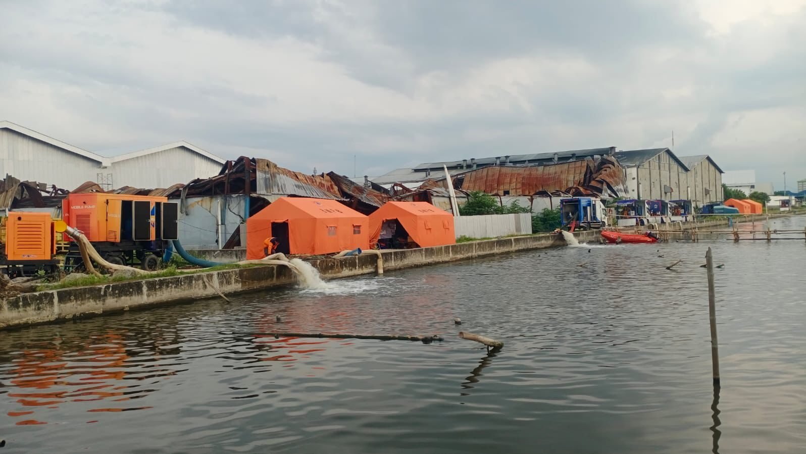 Sejumlah pompa portabel dikerahkan untuk menguras genangan banjir Kota Semarang menuju kolam retensi Terboyo di Kaligawe, Kota Semarang, Minggu (2/11/2025). Foto: HO/Faktakalbar.id