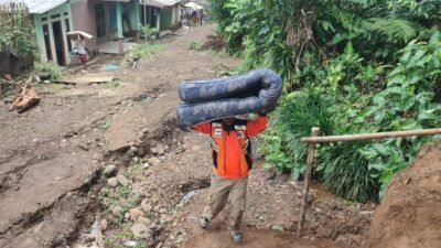 Sejumlah tim gabungan melakukan penanganan pascalongsor melanda wilayah Kabupaten Purbalingga, Jawa Tengah pada Jumat (14/11). Sumber foto: BPBD Kabupaten Purbalingga.