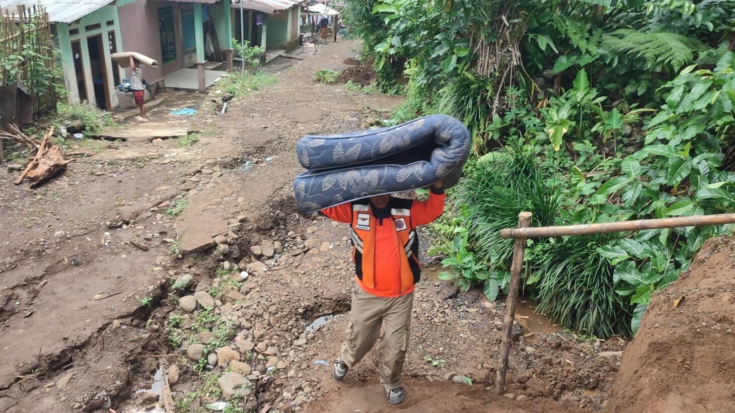 Sejumlah tim gabungan melakukan penanganan pascalongsor melanda wilayah Kabupaten Purbalingga, Jawa Tengah pada Jumat (14/11). Sumber foto: BPBD Kabupaten Purbalingga.