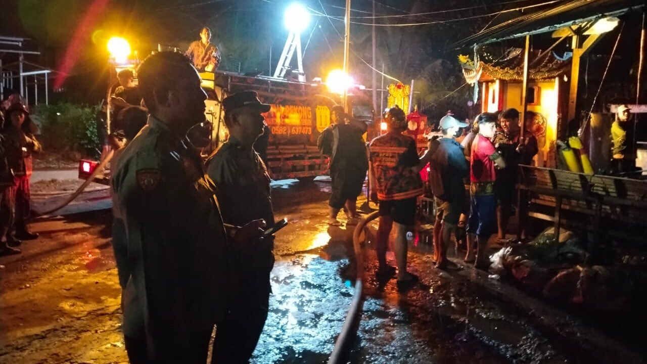 Sejumlah unit mobil pemadam kebakaran swadaya (BPKS) Singkawang bersiaga di lokasi kebakaran Altar Sam Bong Lin Than di Singkawang Barat, Rabu (5/11/2025).