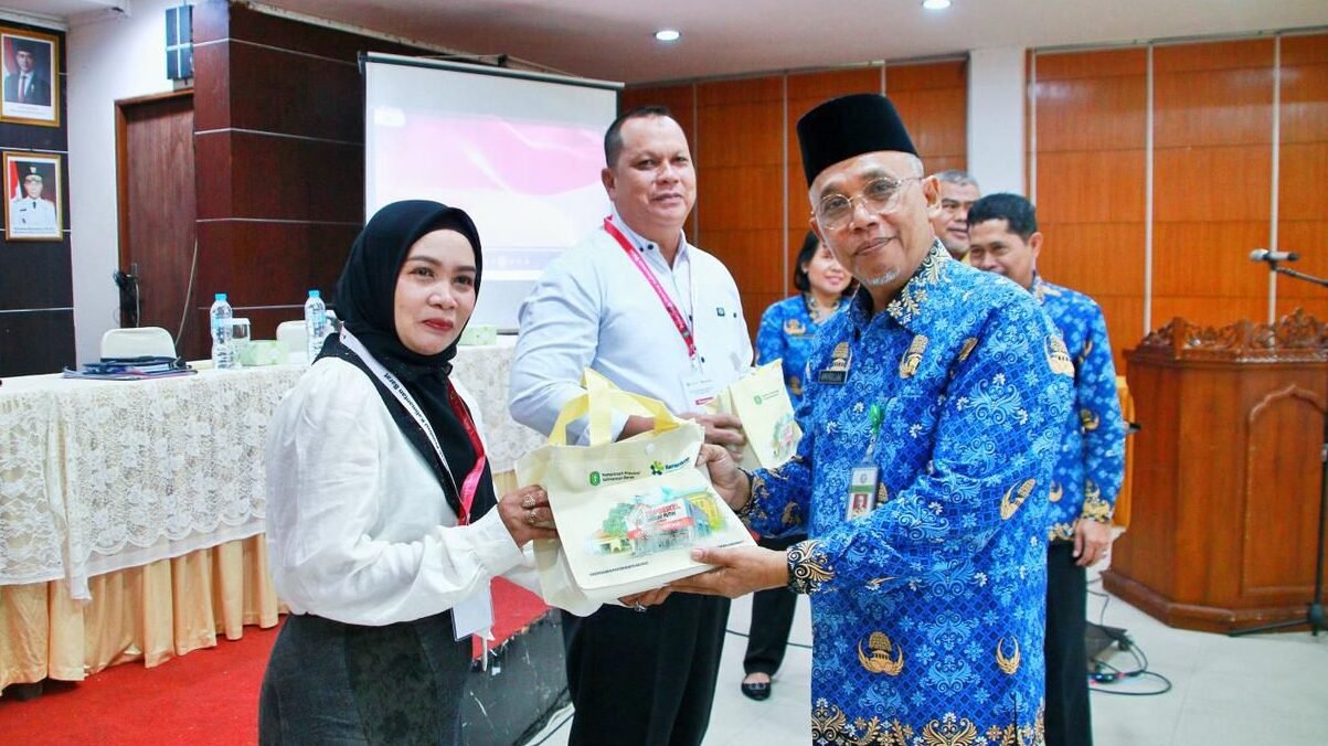 Sekretaris Daerah Kota Pontianak Amirullah menyerahkan toolkit pelatihan kepada peserta.