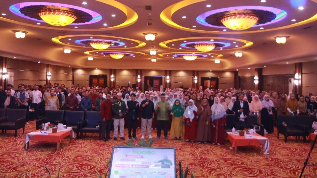 Seminar Parenting di Hotel Aston Pontianak.