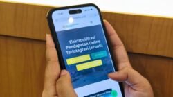 Seorang warga tengah mengakses layanan ePonti untuk membayar PBB secara online.