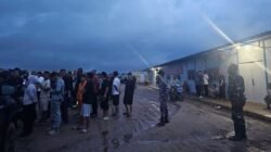 Petugas Pengawas Ketenagakerjaan Kemnaker saat melakukan pemeriksaan dokumen dan pendataan terhadap tenaga kerja asing di kawasan industri Ketapang, Kalimantan Barat.