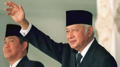 "Istana, melalui Mensesneg Prasetyo Hadi, mengonfirmasi Presiden ke-2 RI Soeharto akan mendapat gelar Pahlawan Nasional. Gelar akan diberikan oleh Presiden Prabowo besok (10/11/2025)."