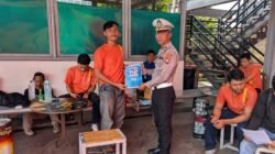 Personel Satgas Preemtif Operasi Zebra Kapuas 2025 Polres Kubu Raya saat memberikan sosialisasi tertib lalu lintas kepada karyawan di kawasan Borneo Icon, Senin (17/11/2025).