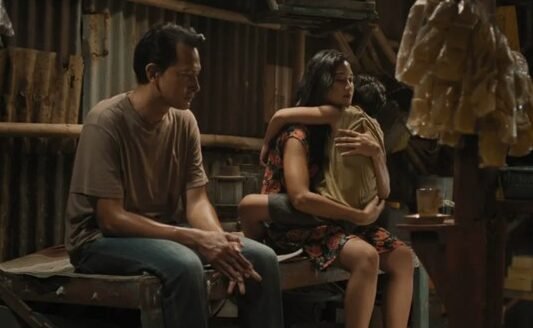 ""Siapa yang mau sama aku?" - Membedah keterkaitan emosional 'Rayuan Perempuan Gila' Nadin Amizah dengan perjuangan batin Sartika di film 'Pangku'."