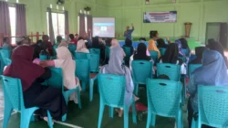 Camat Tangaran, H. Suhut Firmansyah, saat memberikan arahan dalam acara Pelatihan dan Pembinaan Lembaga Kemasyarakatan Desa (LKD) di Gedung Serbaguna Desa Merabuan, Senin (17/11/2025).