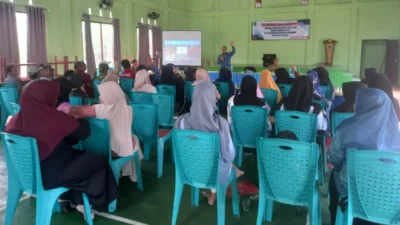 Camat Tangaran, H. Suhut Firmansyah, saat memberikan arahan dalam acara Pelatihan dan Pembinaan Lembaga Kemasyarakatan Desa (LKD) di Gedung Serbaguna Desa Merabuan, Senin (17/11/2025).