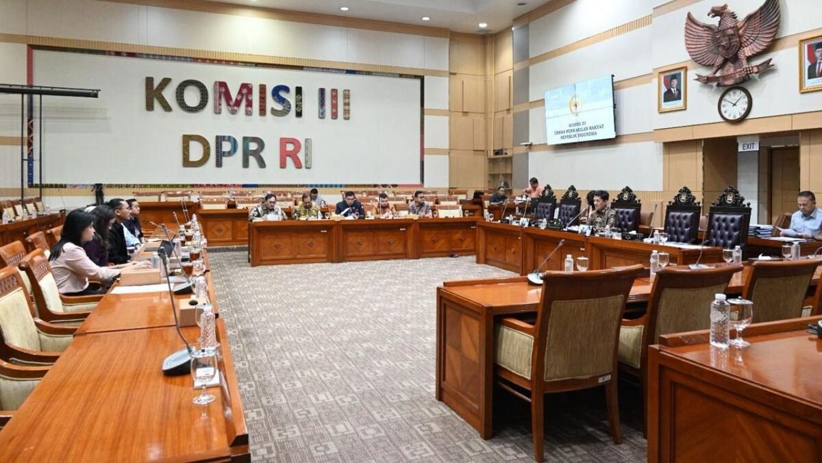 DPR resmi mengesahkan RUU KUHAP. Komisi III membantah isu penyadapan sewenang-wenang dan mengklaim 99% isi RUU merupakan aspirasi publik. (Dok. Ist)