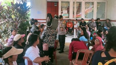 Warga Kecamatan Meliau saat mengantre dengan tertib untuk menerima pencairan Bantuan Langsung Tunai (BLT) KESRA di Kantor Pos Meliau, Kabupaten Sanggau, Sabtu (29/11/2025).