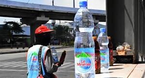 "Produsen Le Minerale mengklaim sumber airnya berasal dari pegunungan vulkanik seperti Salak dan Bromo, yang dibuktikan melalui analisis isotop dan geologi."