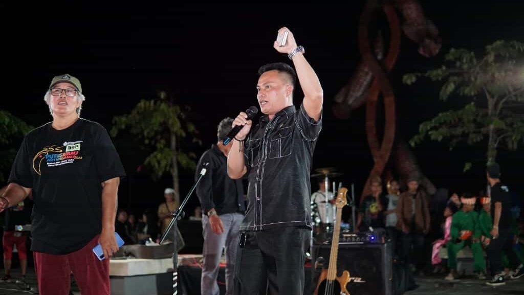 Surya Akbar, Anggota DPRD Kapuas Hulu saat membuka acara Konser Hari Pahlawan Nasional 2025 di Taman Alun Kapuas Putussibau.