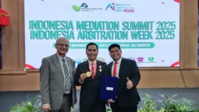 Tegguh Yuliarto (tengah) bersama Presiden DSI Sabela Gayo (kiri) saat menerima penghargaan iADR Awards 2025 di Bali.