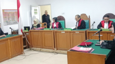 Suasana persidangan pembacaan vonis terhadap terdakwa Ichsan, oknum polisi yang terlibat kasus penipuan dokumen tanah di Pengadilan Negeri Palembang, Selasa (25/11/2025).