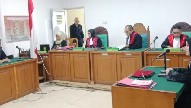 Suasana persidangan pembacaan vonis terhadap terdakwa Ichsan, oknum polisi yang terlibat kasus penipuan dokumen tanah di Pengadilan Negeri Palembang, Selasa (25/11/2025).