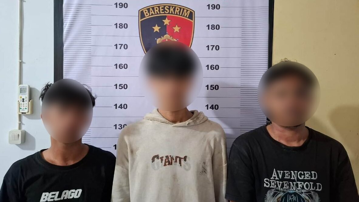 Tiga pelaku saat di amankan oleh Polsek Kapuas. Foto: HO/Faktakalbar.id