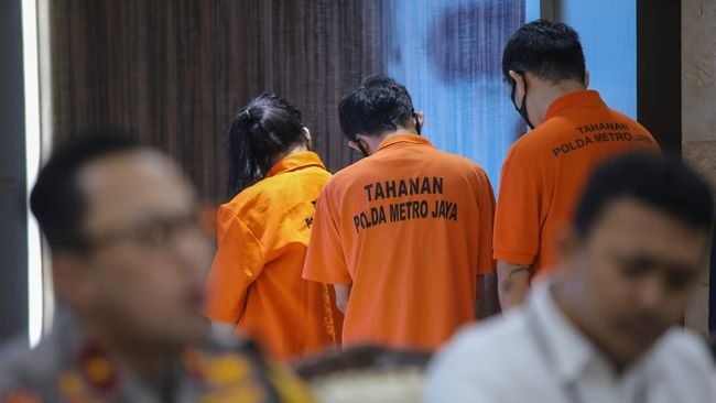 Tim Ditres Siber Polda Metro Jaya saat mengamankan tiga pelaku penipuan trading crypto di Singkawang, Kalimantan Barat, yang merugikan korbannya Rp 3 Miliar.