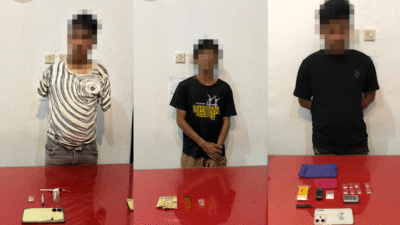 Tiga tersangka MF, M, dan I bersama barang bukti narkotika jenis sabu dan peralatan pendukung yang diamankan Satresnarkoba Polres Ketapang dari dua lokasi berbeda di Kecamatan Delta Pawan, Senin (17112025). Foto HOFaktakalbar.id