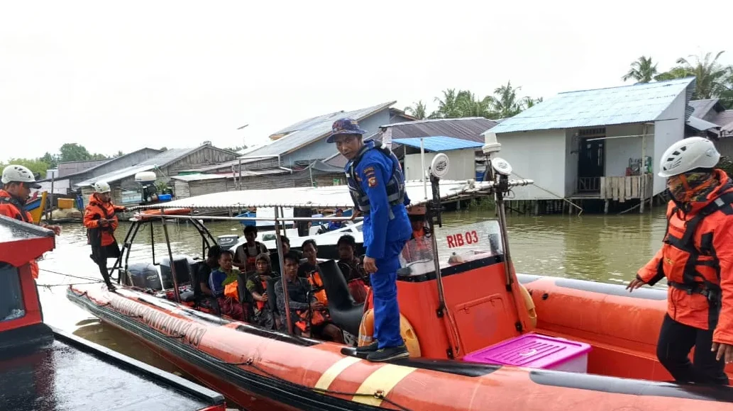 Tim SAR gabungan dari Satpolairud, Basarnas, dan TNI AL saat mengevakuasi kru Kapal Margana Sakti yang selamat, Kamis (13/11/2025).