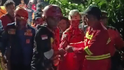 Tim SAR gabungan saat mengevakuasi korban longsor Majenang di Cilacap, Jawa Tengah. (Dok. Ist)