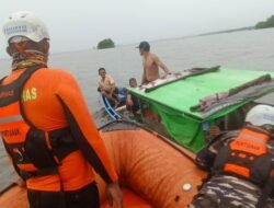 Sampan Terbalik Dihantam Ombak, Seorang Nelayan Hilang di Perairan Pulau Kumbang