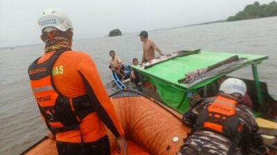 Tim SAR gabungan dari Polres Kayong Utara, Basarnas, dan TNI AL saat melakukan penyisiran menggunakan perahu karet untuk mencari nelayan yang hilang di perairan Desa Pulau Kumbang, Kamis (20/11/2025).