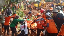 Tim SAR mengevakuasi jenazah korban bencana tanah longsor yang ditemukan di Worksite A-2, Desa Cibeunying, Kecamatan Majenang Kabupaten Cilacap, Jawa Tengah. (Dok. Ist)