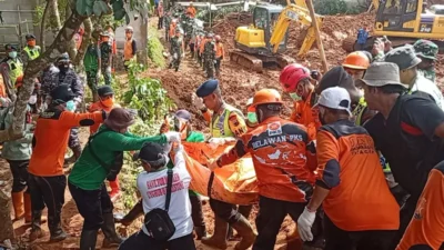 Tim SAR mengevakuasi jenazah korban bencana tanah longsor yang ditemukan di Worksite A-2, Desa Cibeunying, Kecamatan Majenang Kabupaten Cilacap, Jawa Tengah. (Dok. Ist)
