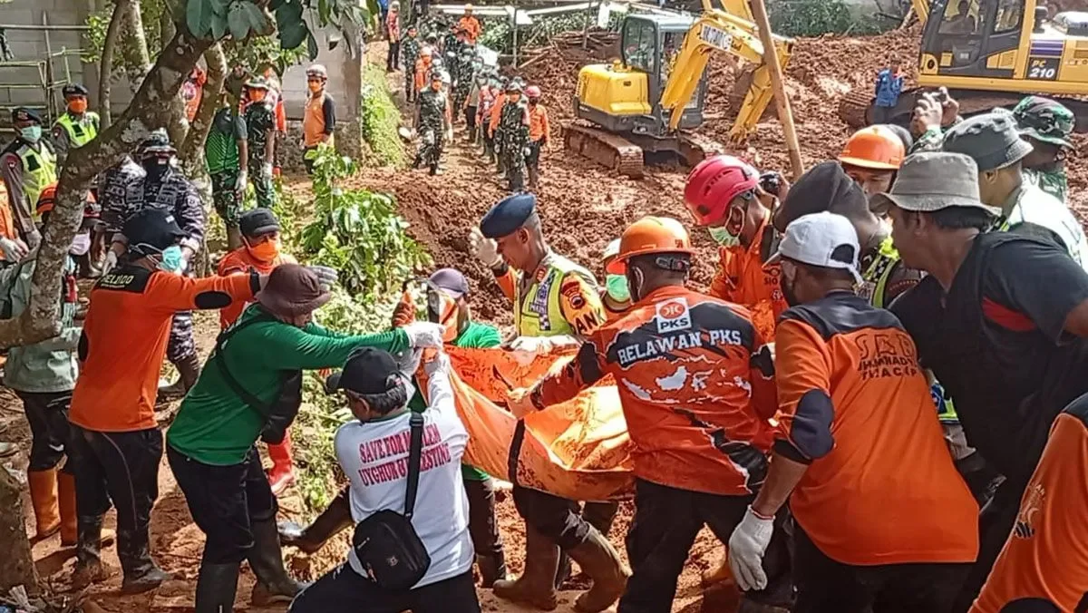 Tim SAR mengevakuasi jenazah korban bencana tanah longsor yang ditemukan di Worksite A-2, Desa Cibeunying, Kecamatan Majenang Kabupaten Cilacap, Jawa Tengah. (Dok. Ist)