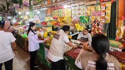 Tim Satgas Pengendalian Harga Beras saat melakukan pengecekan harga dan ketersediaan beras SPHP di salah satu RPK di Pasar Teratai, Pontianak Barat, Rabu (12/11/2025).